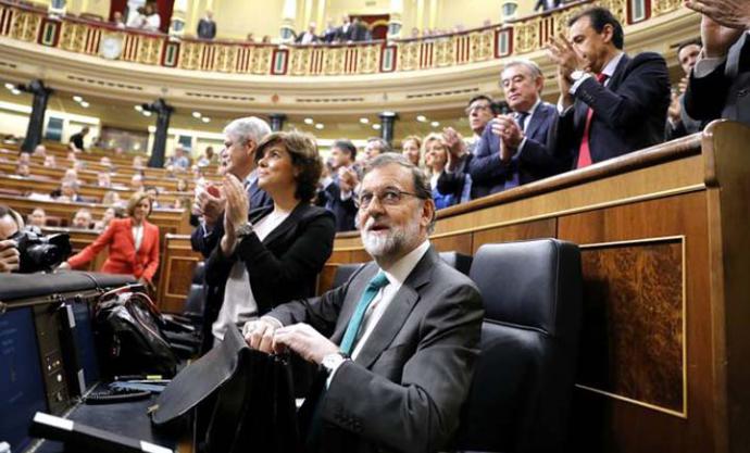 El presidente del Gobierno, Mariano Rajoy, ovacionado por los populares a su llegada al debate de la moción de censura. MARTA JARA