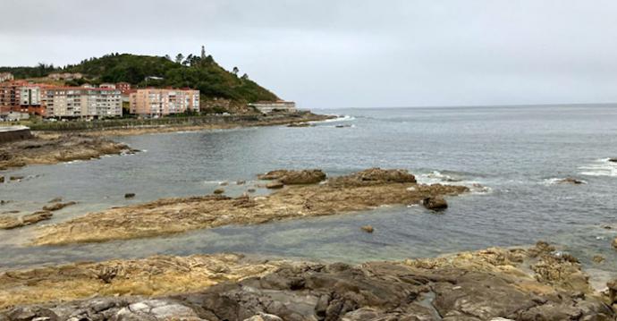 Crónicas De Bayona III. Los indianos benefactores en Galicia. De la bruma matinal a la tarde de paseo con baile de zumba junto a la ensenada