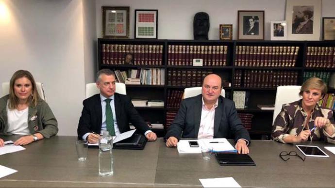 Mireia Zarate, Iñigo Urkullu, Andoni Ortuzar e Itxaso Atutxa, durante la reunión del PNV en la que se seguía en directo la moción de censura. PNV