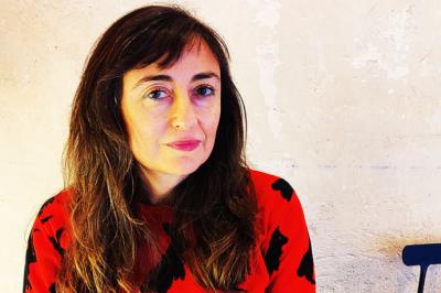 Elvira Navarro, autora del inquietante libro de relatos 'La sangre está cayendo al patio'