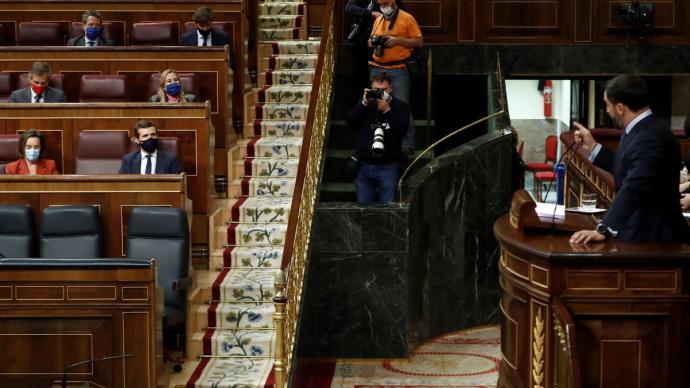 El líder de Vox, Santiago Abascal, se dirige al presidente del PP, Pablo Casado, en su intervención en la segunda sesión del debate de moción de censura. EFE/Mariscal