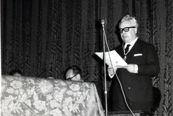 Ingreso-Cunqueiro Francisco Fernández del Riego lendo o discurso de resposta a Álvaro Cunqueiro en nome da RAG o día do ingreso do escritor mindoniense na Academia
