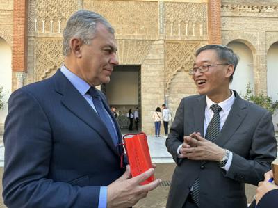 El alcalde de Sevilla recibe al embajador de China en España