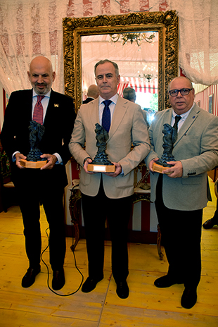 Una flamenca de bronce como homenaje a quienes viven y defienden el alma de Sevilla