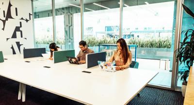 Espacios que inspiran: la revolución silenciosa de las mamparas de cristal en oficinas