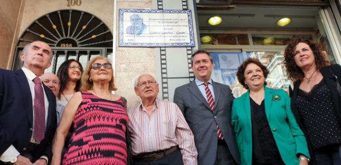 Desvelando la Triana Desconocida: Encuentro en el Ateneo de Triana para Valorar la obra del Fotógrafo Gabriel Gasán