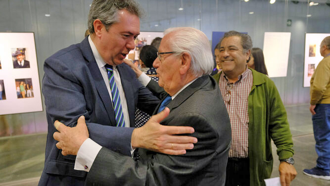 Desvelando la Triana Desconocida: Encuentro en el Ateneo de Triana para Valorar la obra del Fotógrafo Gabriel Gasán