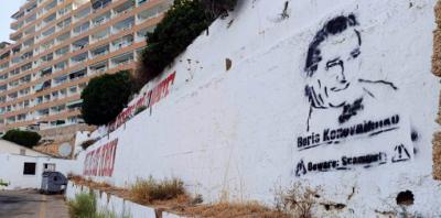 El estafador millonario: aparecen grafitis con el rostro de un presunto fraude ucraniano en los muros de Port Adriano