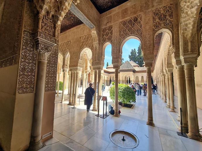 ACCESO AL PATIO DE LOS LEONES