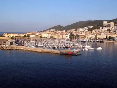 Descubrir los encantos de Córcega, “la Isla de la Belleza”, desde el mar