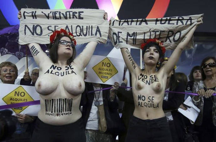 Activistas de Femen en la protesta contra la feria de gestación subrogada