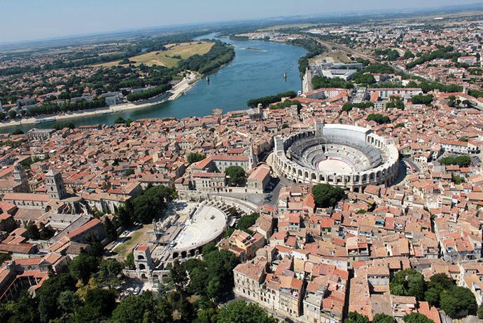 Arles-vue-aerienne-theatre-antique©B. Levet