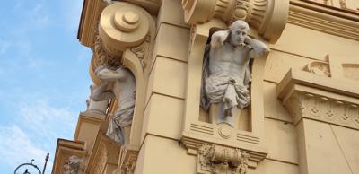 Atlantes en el Ayuntamiento de Málaga. Obra de Diego García Carreras