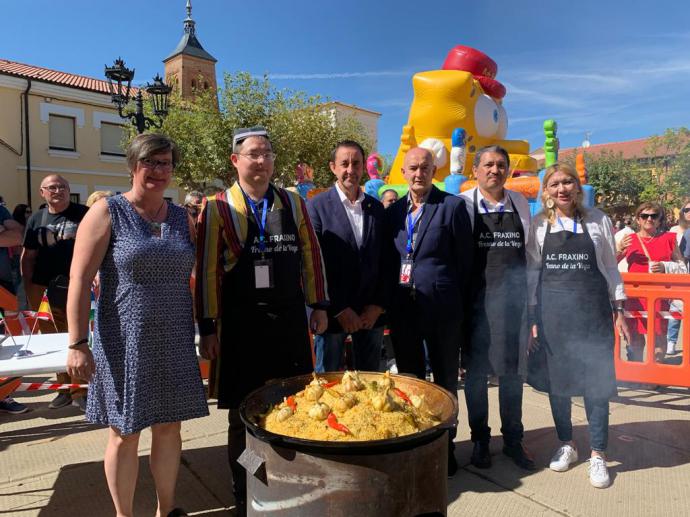 El alcalde de Fresno, Antonio Lozano, Tomás Rodriguez presidente de Visión, el cónsul y cocinero de Uzbekistán y la teniente de alcalde, Eloina Aragón.