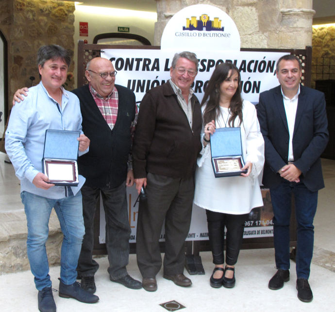 La alcaldesa de Belmonte Angustias Salazar recibió una placa de reconocimiento por parte de FEPET