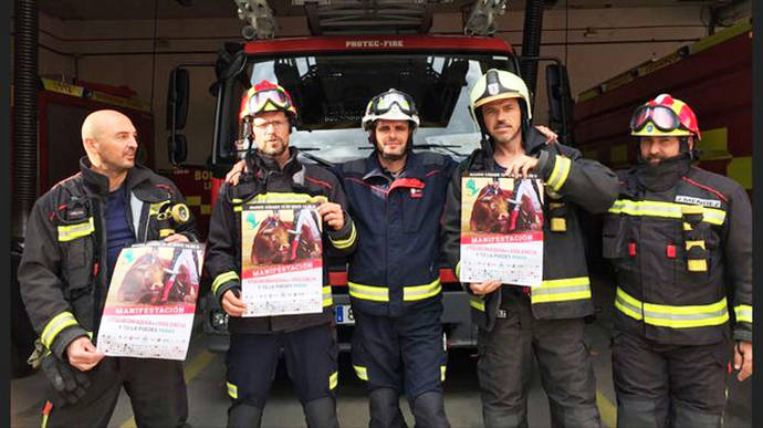 Bomberos de Leganés con carteles que convocan a la manifestación del 13M en Madrid contra la violencia de la tauromaquia