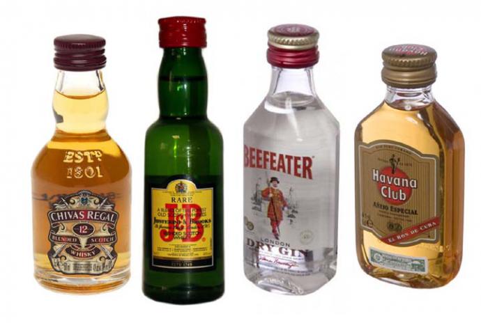 Uno de cada tres españoles se bebe las botellas de alcohol del minibar y luego las rellena con agua o zumo  