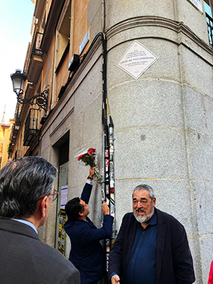 Esquina de la calle Mayor con la calle Coloreros, donde fue asesinado Juan de Tassis, Conde Villamediana. Colocación de flores junto al poeta Carlos Aganzo 