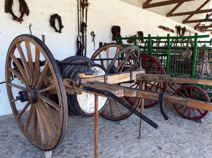 CARRO DE TRASIEGO Y GALEWRA. FUENTE. MUSEO DEL VINO DE VALDEPEÑAS.