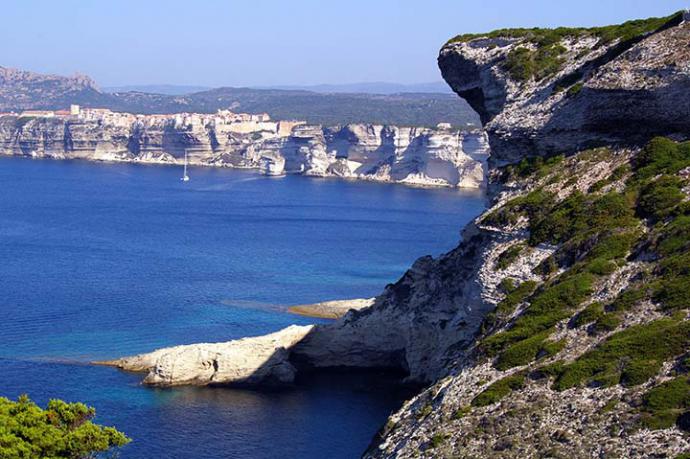 Descubrir los encantos de Córcega, “la Isla de la Belleza”, desde el mar