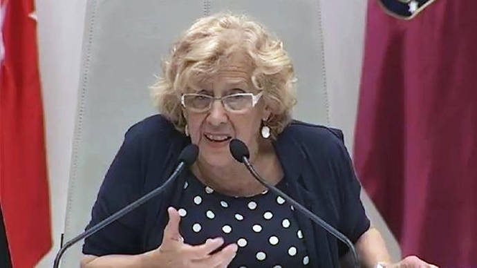 Carmena replica al PP que hay que ganar elecciones 'sin cohecho, sin trampas, sin dinero que entra por donde no debe'