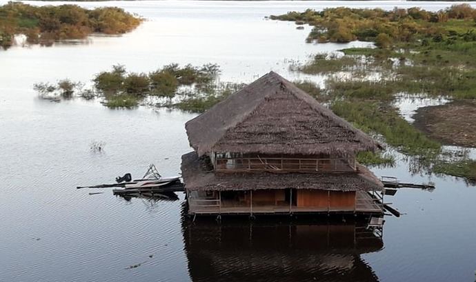 Casa sobre el río Amazonas...