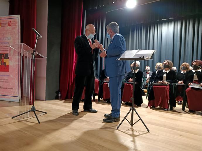 Crespo de Lara recibe la Estela de Oro de manos del presidente regional Miguel Ángel Revilla.