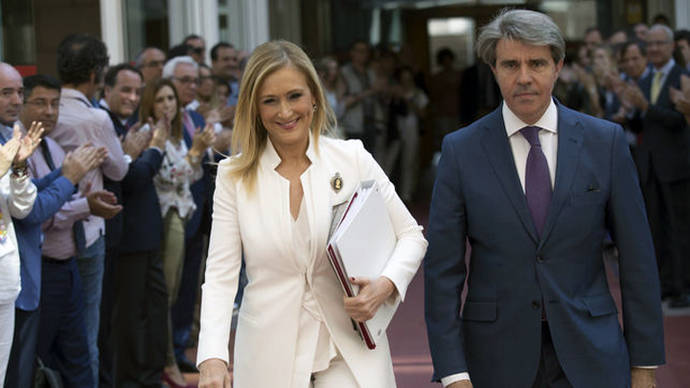 Diputados del PP hacen un paseíllo a Cifuentes a su llegada a la comisión de investigación