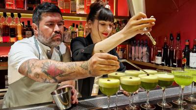 Diego Prado y Esther Merino en plena faena coctelera