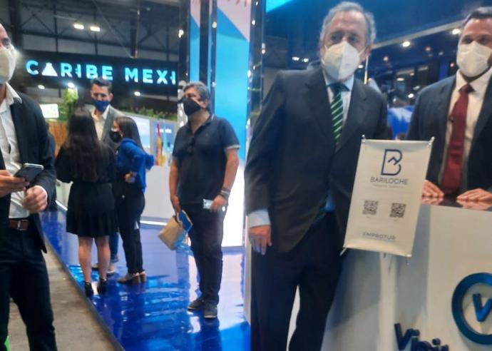 El señor Ricardo Alfonsín, Embajador de la República Argentina en España,  en el Stand de Argentina en FITUR