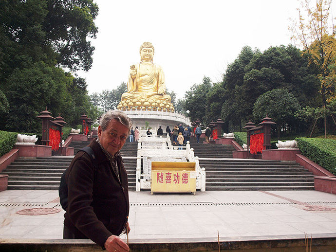 Enrique Sancho, autor de este artículo, en una visita a China.