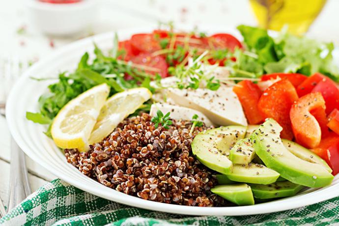 Ensalada de quinoa con aguacate y tomate