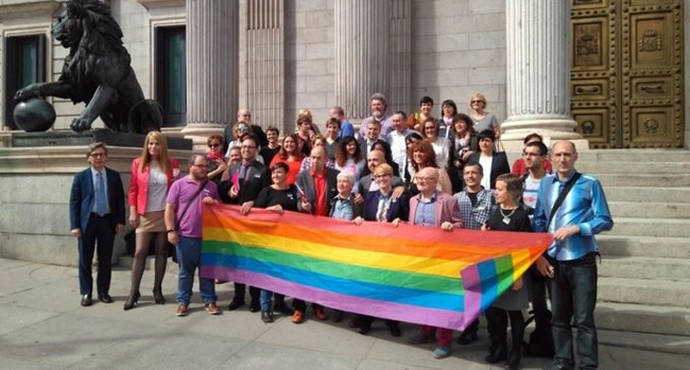 Colectivos y grupos posan tras el registro de la Ley de Igualdad LGTBI