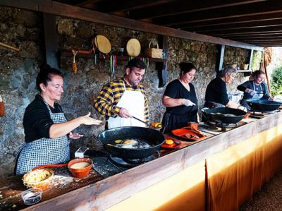 Miles de personas inundaron Casar der Periedo para disfrutar de la Feria de la Alubia y La Hortaliza