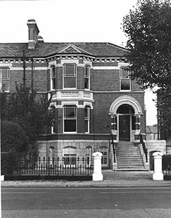 Fachada del Instituto Cervantes en 1973, Dublín