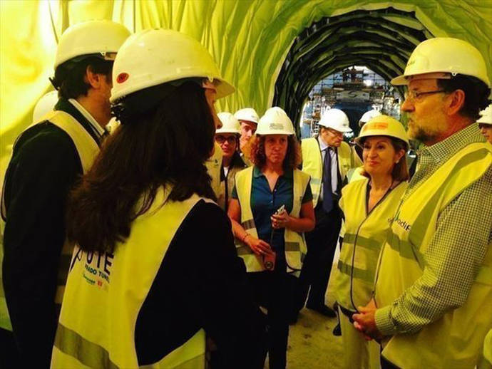 El presidente del Gobierno, Mariano Rajoy, junto a la exministra de Fomento, Ana Pastor, en una visita al AVE Madrid-Galicia