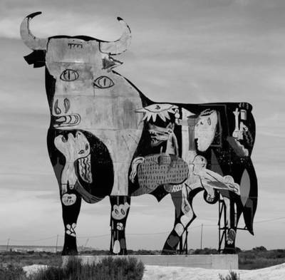 El artista urbano Sam3 pinta el Guernica en un toro Osborne en Santa Pola como denuncia antitaurina