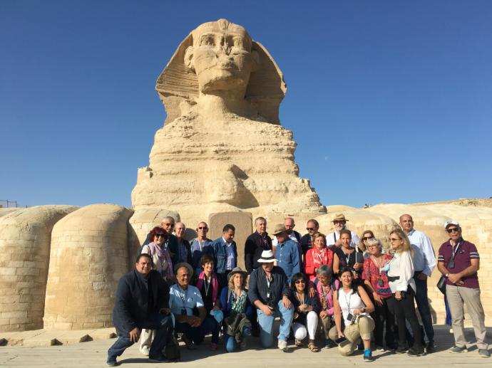 Un grupo de viajeros vascos ha sido recibido por Zahi Hawass, el principal arqueólogo egipcio