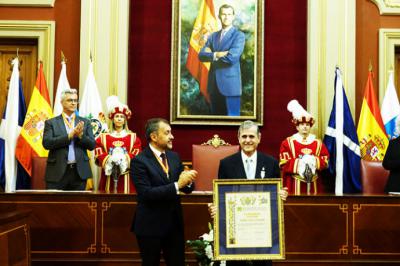 Santa Cruz de Tenerife hace entrega de la Medalla de Oro de la ciudad al ilustrador Manuel Darías Darías