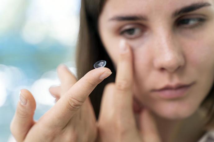 ¿Puedo meterme este verano en la piscina o en el mar con lentillas?