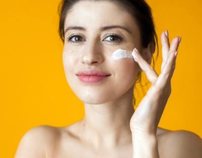¿Lunares o pecas?: cómo cuidar la piel con pigmentación irregular