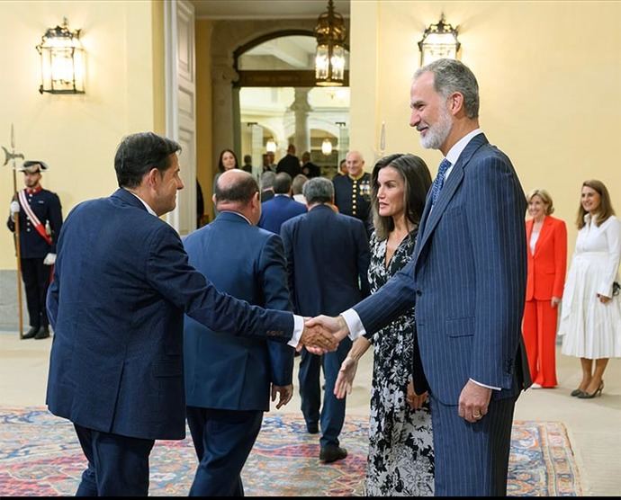 Manuel Isoler Lancho, saludando al Rey Felipe VI