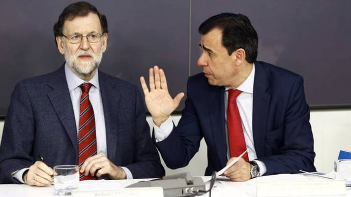 El presidente del Gobierno, Mariano Rajoy, junto al coordinador general del PP, Fernando Martínez Maillo