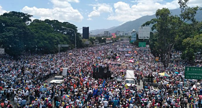 Marcha 'Somos Millones' del pasado 20 de mayo a su paso por la Autopista Francisco Fajardo