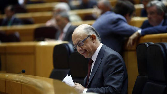 El ministro de Hacienda, Cristóbal Montoro, en el pleno del Senado