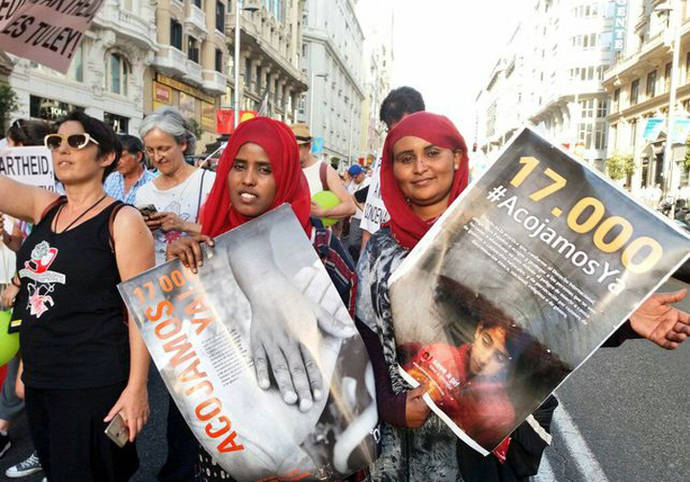 Naimo camina junto con otra compañera somalí en la manifestación por la acogida de los refugiados