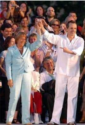 Bosé apoyó a Bachelet al final de su campaña política en 2006