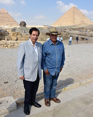 Hamdi Zaki  y Zahi Hawass