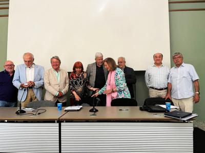 Parte de la Junta Directiva anterior y la nueva...