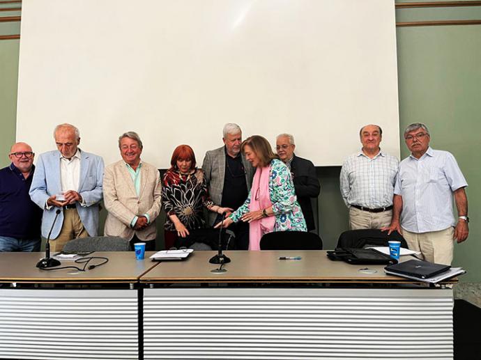 Parte de la Junta Directiva anterior y la nueva...